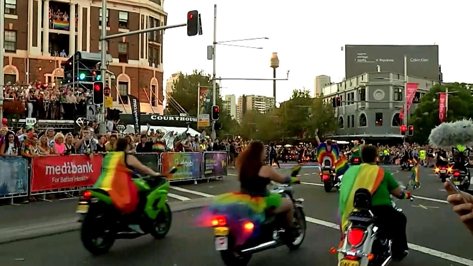 Сигара за тисячі доларів, тату та сексменшини: як проходять найяскравіші шоу планети Сигара за тисячі доларів, тату та сексменшини: як проходять найяскравіші шоу планети