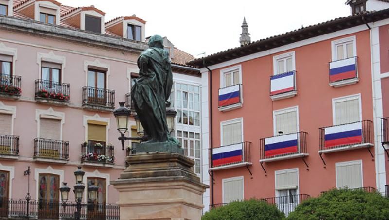 В Испании обидели "друзей России", посрывав триколоры и флаг Крыма В Испании обидели "друзей России", посрывав триколоры и флаг Крыма