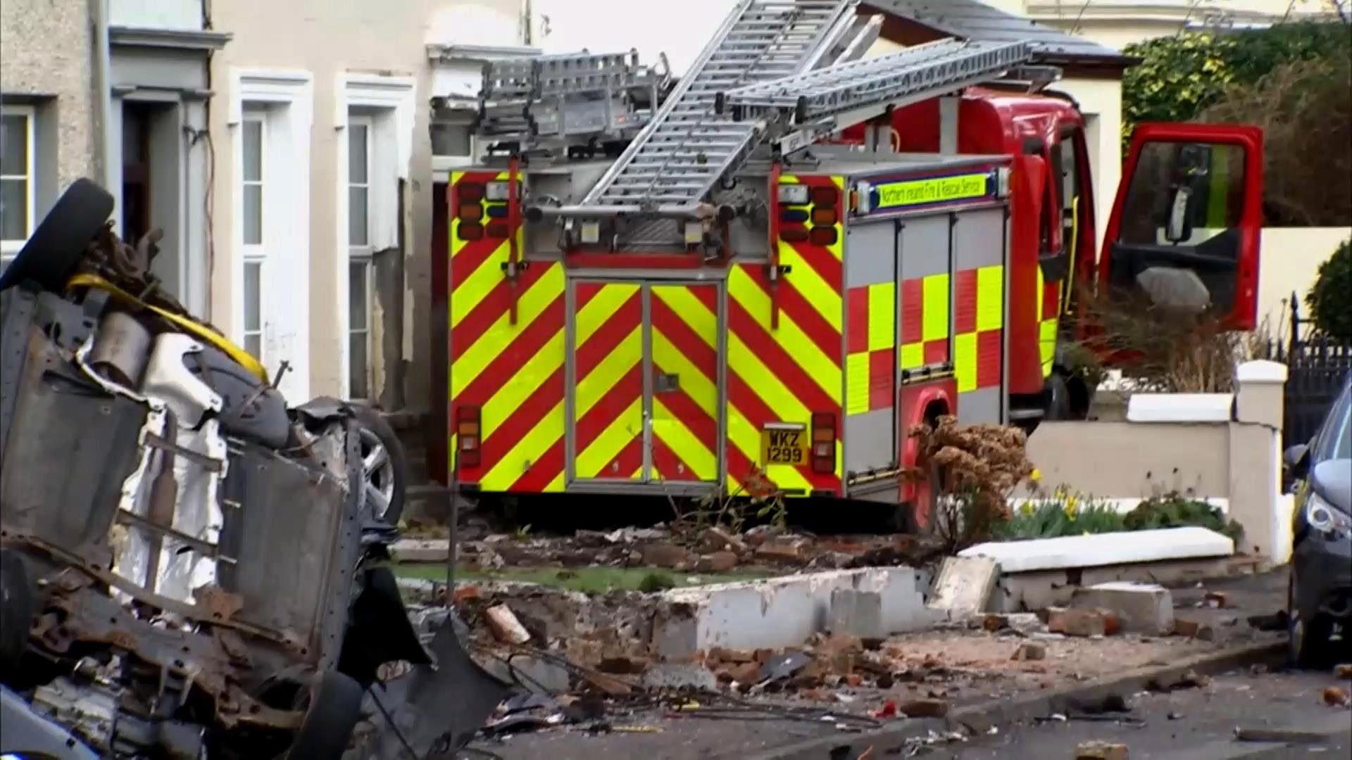 Двоє чоловіків викрали пожежну машину та зім'яли майже 10 авто Двоє чоловіків викрали пожежну машину та зім'яли майже 10 авто