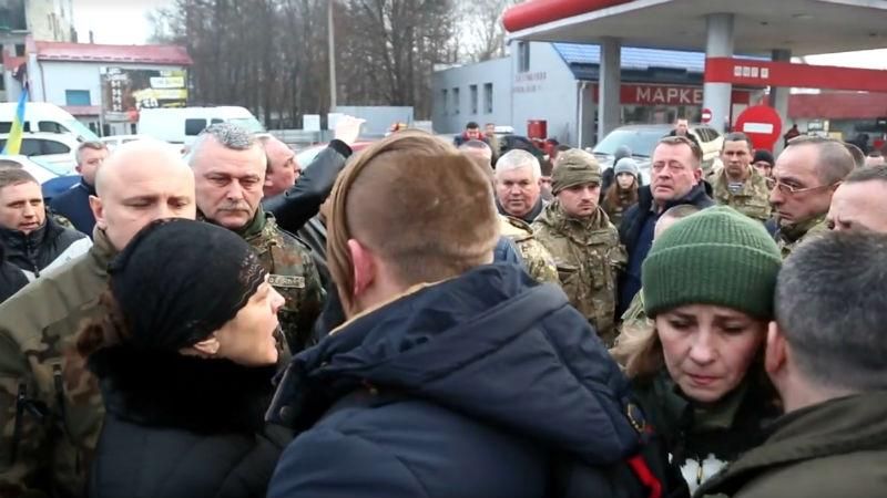 Вдова загиблого воїна АТО вигнала губернатора Тернопільщини під час зустрічі тіла героя