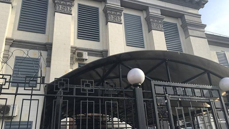 Російське посольство закидали яйцями