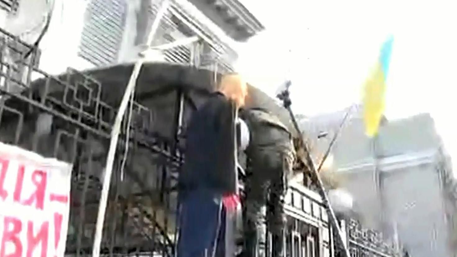 Акція на підтримку Савченко під російським посольством у Києві завершилася Акція на підтримку Савченко під російським посольством у Києві завершилася