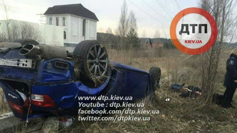 Страшна аварія у Києві. Lexus вбив пішохода і перекинувся (фото 18+)