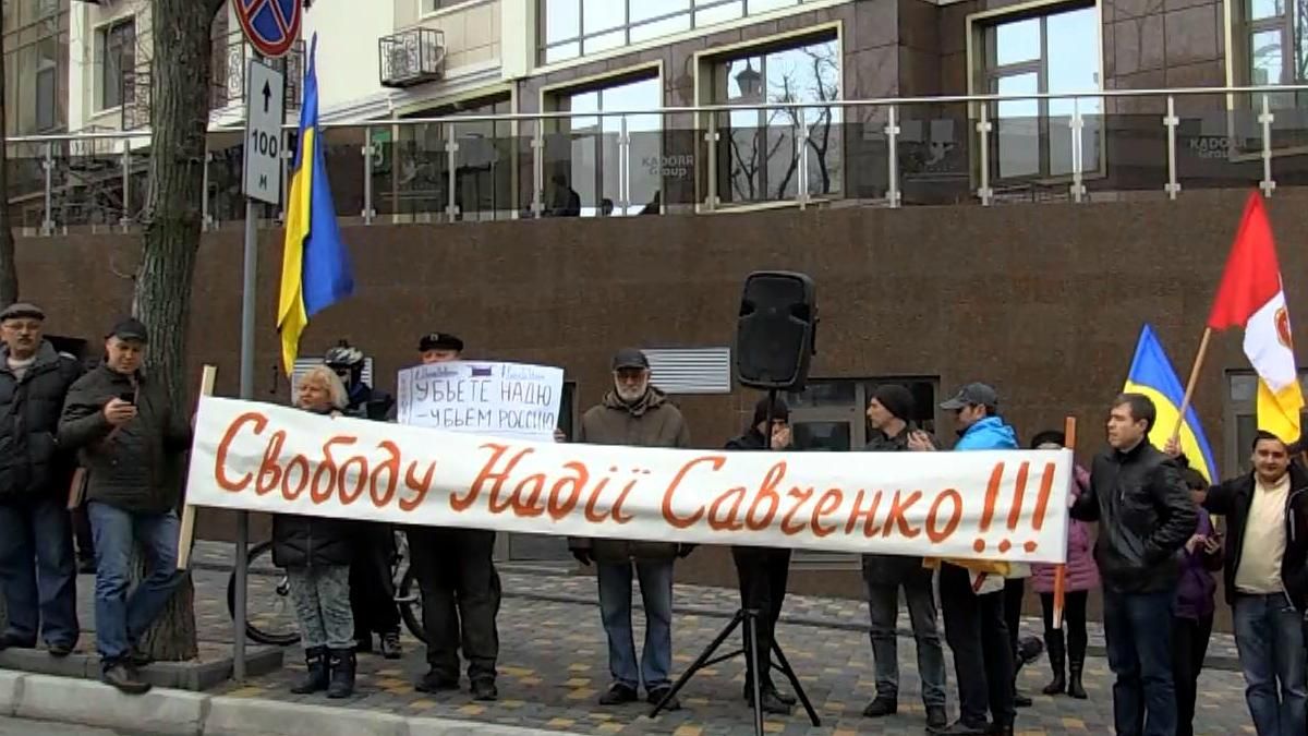 На підтримку Надії Савченко вийшли у різних куточках України На підтримку Надії Савченко вийшли у різних куточках України