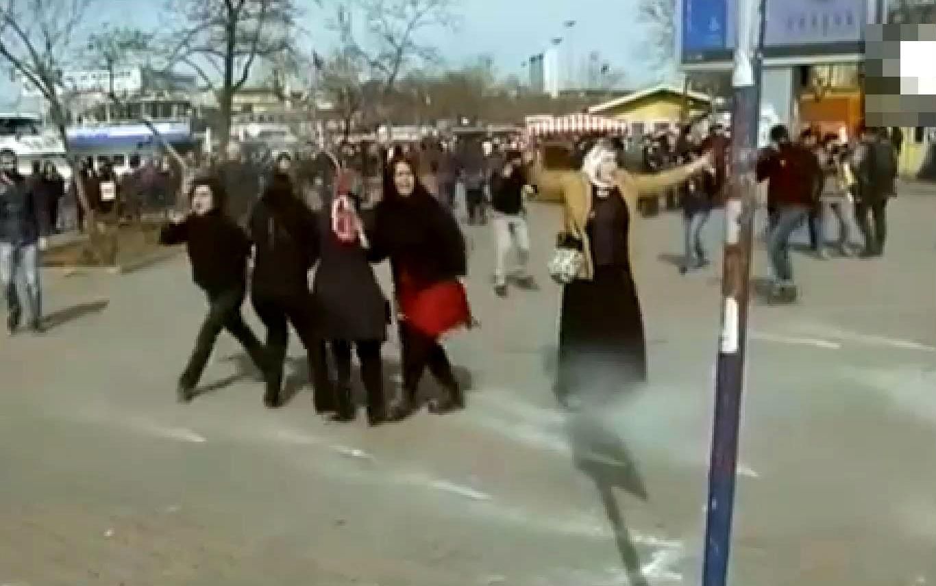 Турецкая полиция стреляла по женщинам резиновыми пулями