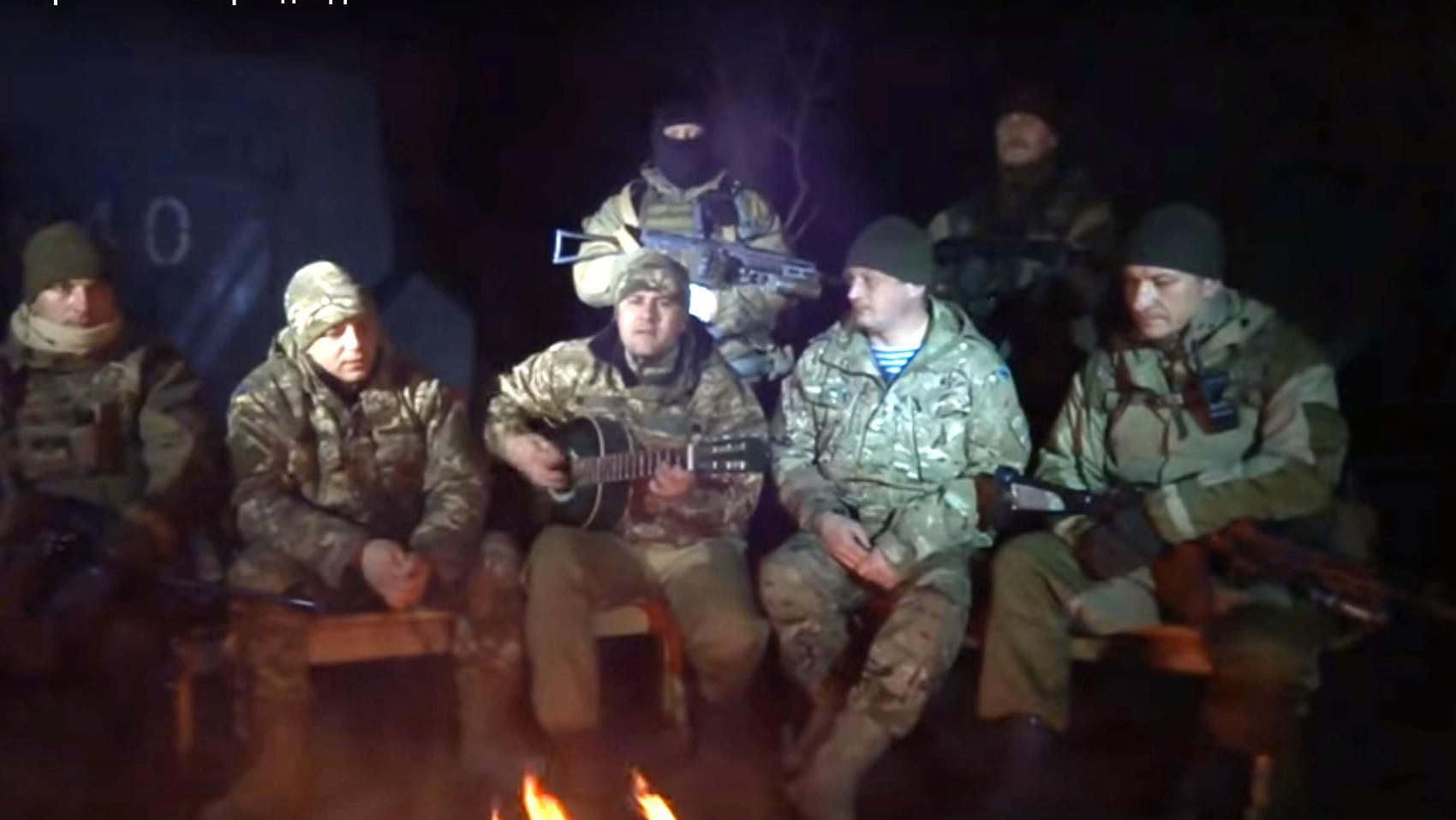 Мужні десантники зворушливо привітали українських жінок