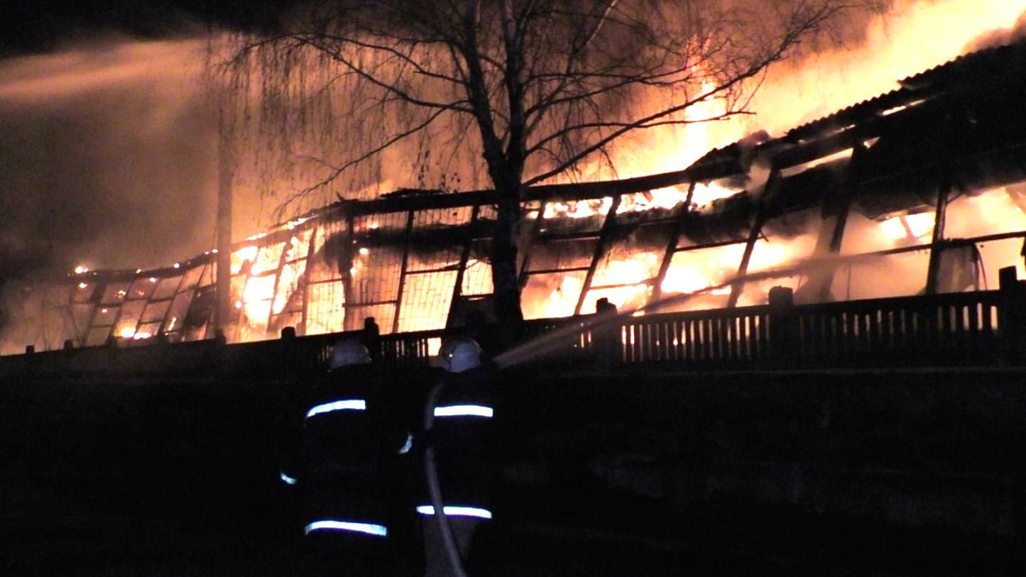 Крупный пожар на СТО: дотла сгорели 5 автомобилей, есть раненые Крупный пожар на СТО: дотла сгорели 5 автомобилей, есть раненые