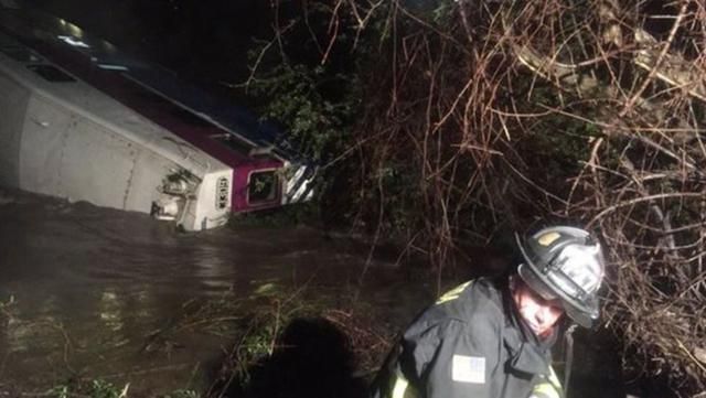 У Каліфорнії поїзд зійшов з рейок і частково впав у воду У Каліфорнії поїзд зійшов з рейок і частково впав у воду