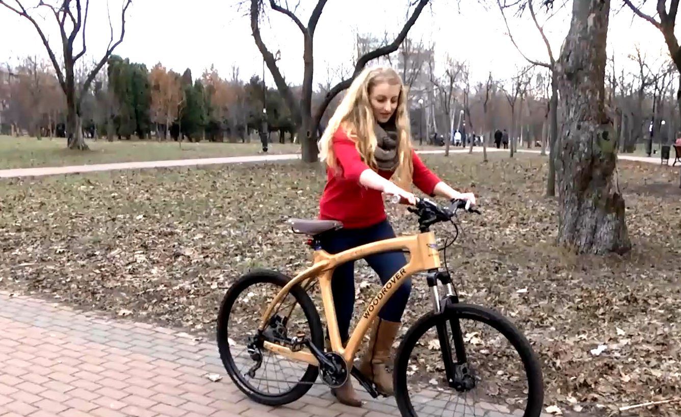 Мебляр із Київщини створив перший в Україні дерев'яний велосипед