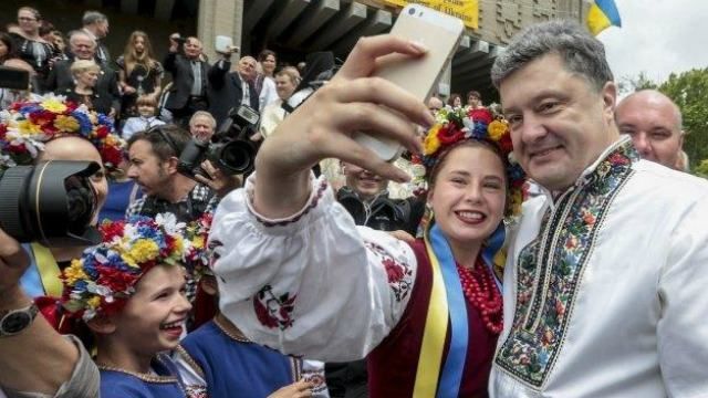 Порошенко показав зворушливе відео з відомими українками 