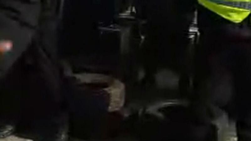 Під російське посольство у Києві принесли шини Під російське посольство у Києві принесли шини