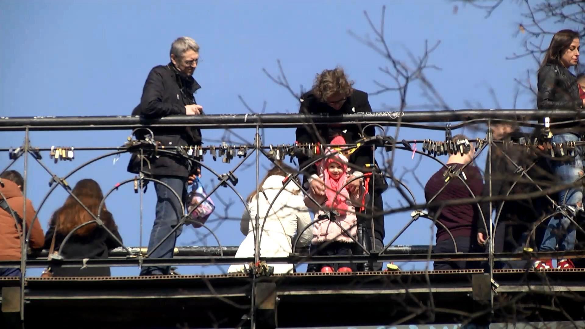 У Києві відкрили відреставрований міст закоханих У Києві відкрили відреставрований міст закоханих