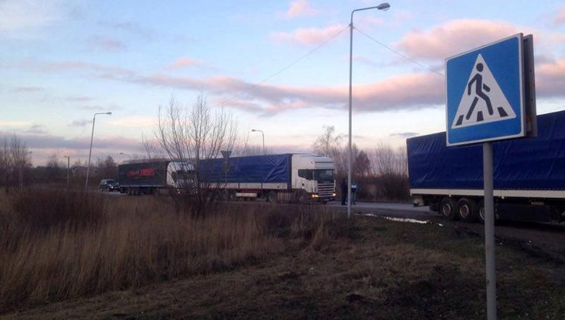 Российские грузовики попали в блокаду возле Львова