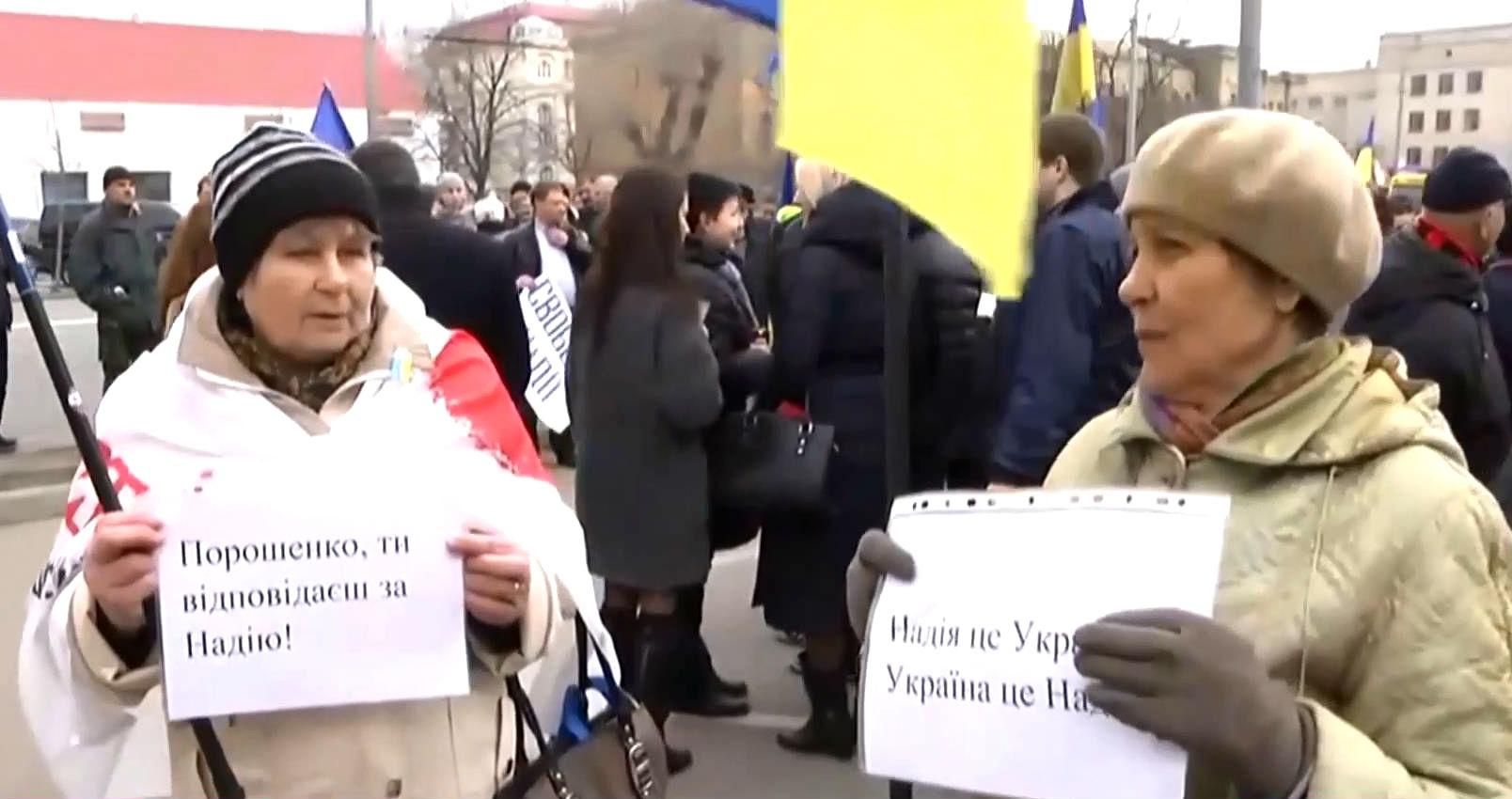 Порошенко, ты отвечаешь за Савченко, — митингующие под российским посольством Порошенко, ты отвечаешь за Савченко, — митингующие под российским посольством