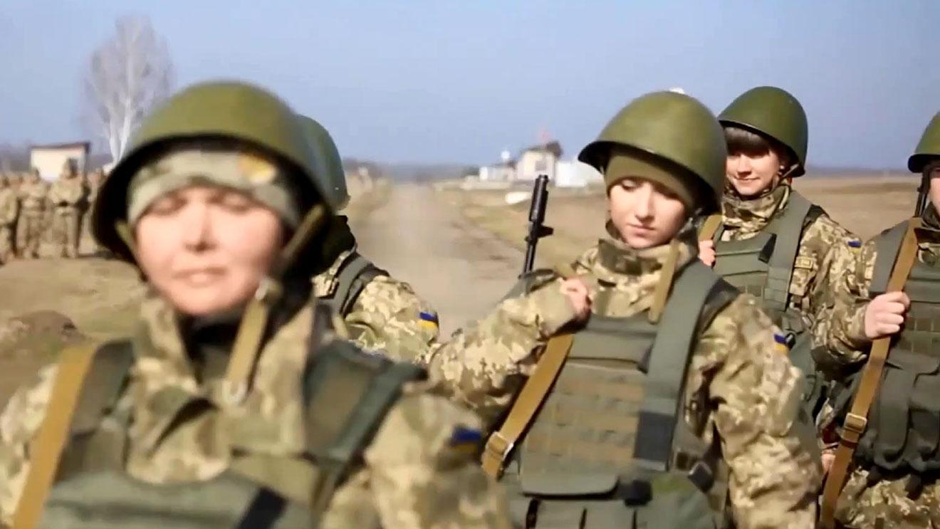 Обурює, що наші мужики ховаються від армії, — жінка на службі Обурює, що наші мужики ховаються від армії, — жінка на службі