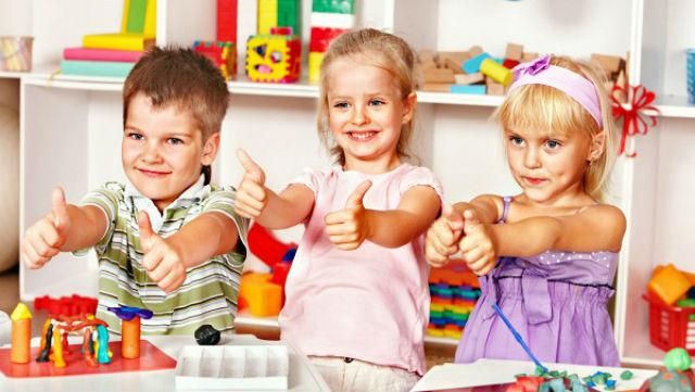 В России детям раздали награды с украинским тризубом В России детям раздали награды с украинским тризубом