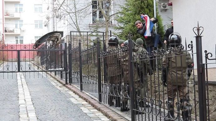 З російського консульства у Львові зірвали прапор