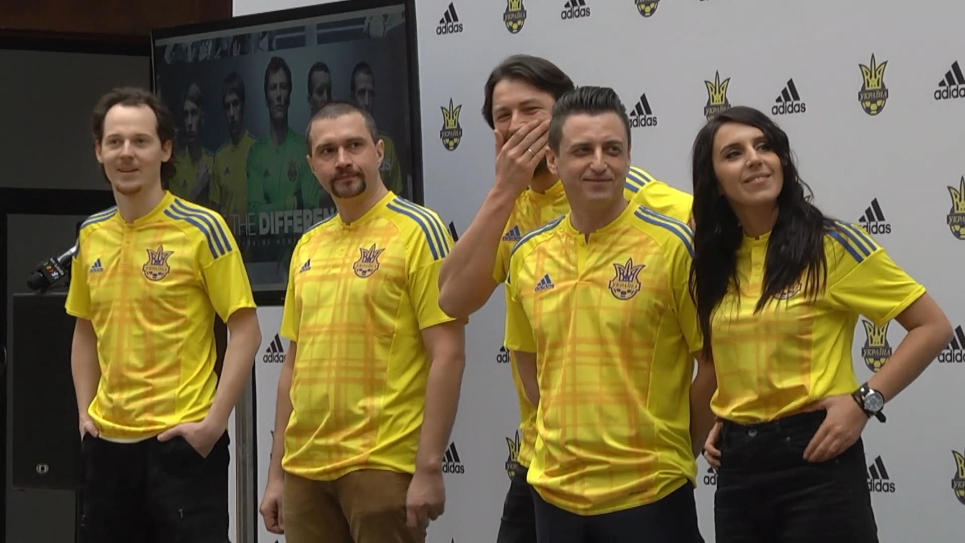 Джамала та інші зірки презентували нову форму збірної України Джамала та інші зірки презентували нову форму збірної України