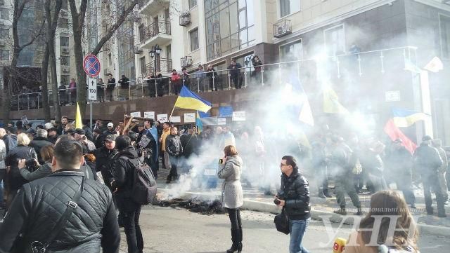 Активісти і поліція влаштували бійку біля російського консульсва