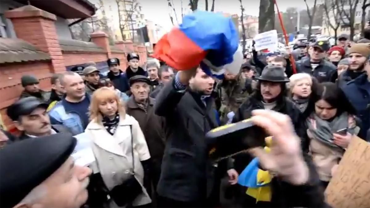 У мережі з'явилось відео, як Парасюк зриває прапор з російського консульства