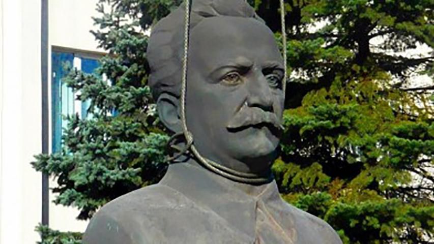 Як у Запоріжжі демонтували пам’ятник радянському діячу: з’явилися фото і відео Як у Запоріжжі демонтували пам’ятник радянському діячу: з’явилися фото і відео