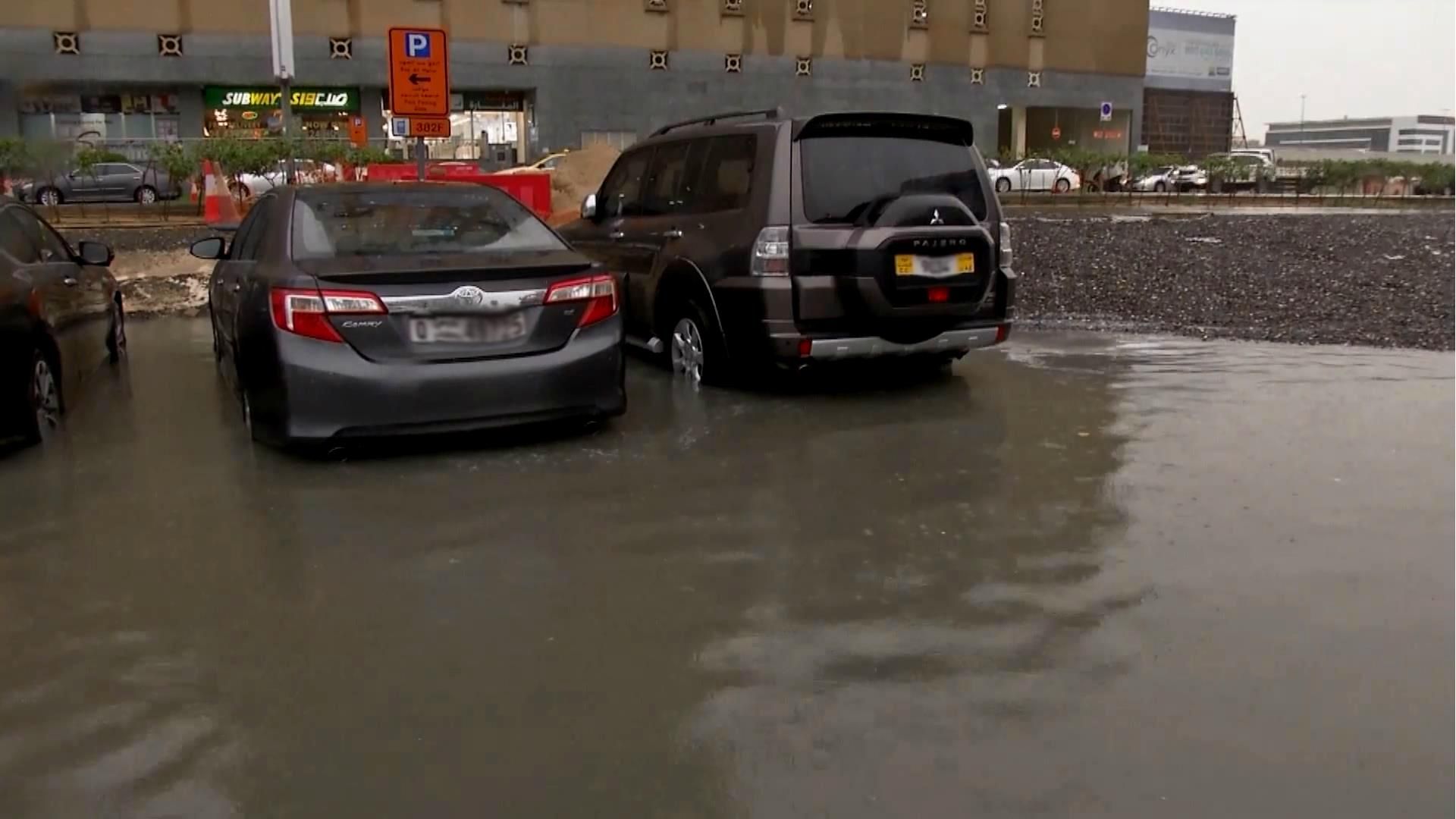 Ливень уничтожает инфраструктуру Арабских Эмиратов: местные в восторге Ливень уничтожает инфраструктуру Арабских Эмиратов: местные в восторге