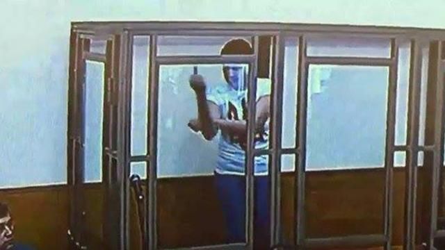 Савченко одним жестом превратила российский "суд" на свое шоу, — RFERL Савченко одним жестом превратила российский "суд" на свое шоу, — RFERL