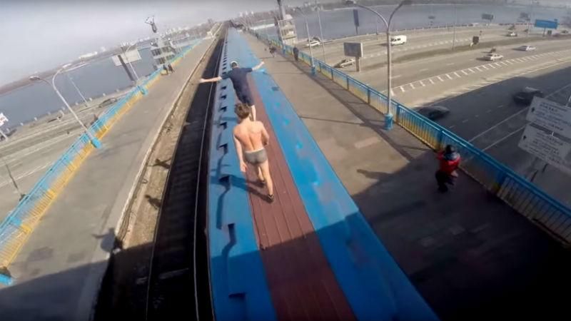 Обнаженный парень прокатился на крыше киевского метро