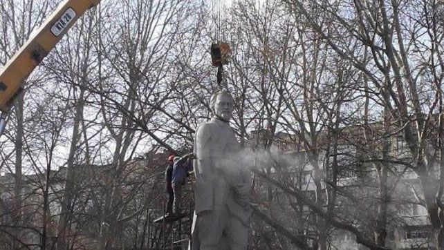 На демонтаж радянського пам'ятника у Запоріжжі бракує техніки