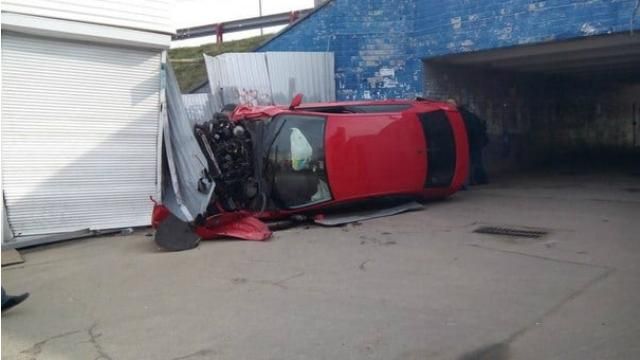 Авто звалилося з дороги на кіоск: з’явилися фото Авто звалилося з дороги на кіоск: з’явилися фото