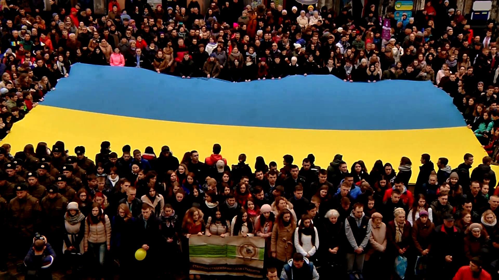 Сотні людей одночасно виконали гімн України