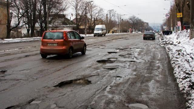 В уряді назвали суму, яку виділять на українські дороги