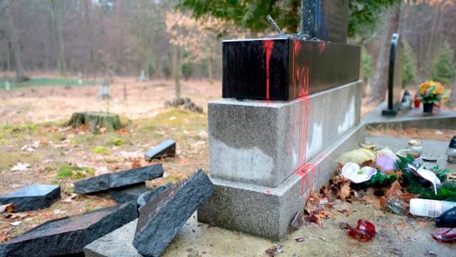 Вандалы разгромили памятник воинам УПА в Польше