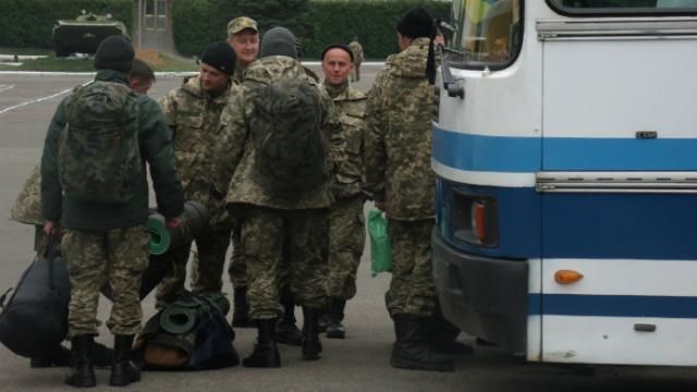 Військових закликають не пити з незнайомцями: відеозвернення від Генштабу