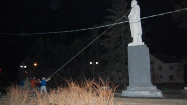 В Харьковской области продолжают падать Ленин и его соратники В Харьковской области продолжают падать Ленин и его соратники