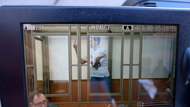 У МЗС виправдали нецензурний жест Савченко