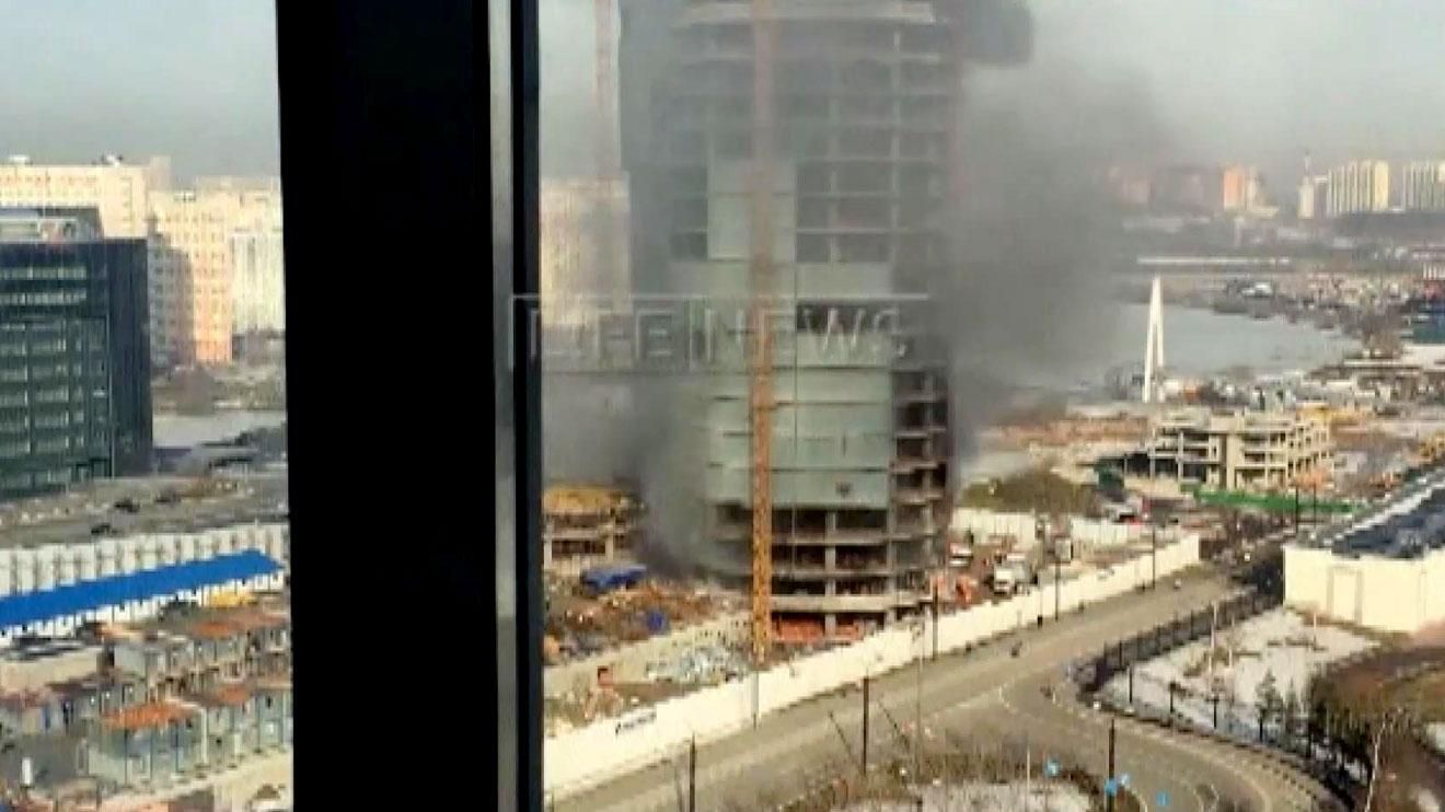 Под Москвой загорелся огромный недостроенный бизнес-центр Под Москвой загорелся огромный недостроенный бизнес-центр