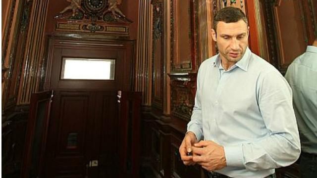 Під носом у Кличка дитячий автобус провалився на бруківці: опубліковані фото Під носом у Кличка дитячий автобус провалився на бруківці: опубліковані фото