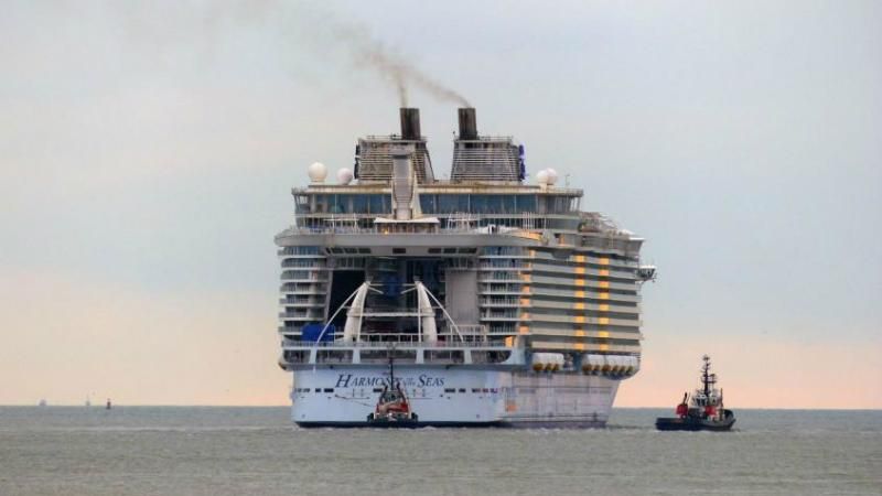 Як виглядає хмарочос у морі: найбільший круїзний лайнер зійшов на воду Як виглядає хмарочос у морі: найбільший круїзний лайнер зійшов на воду