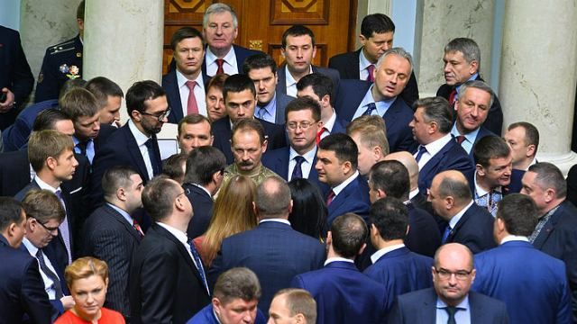 Депутати Порошенка скликають фракцію, щоб поговорити про нового прем’єра
