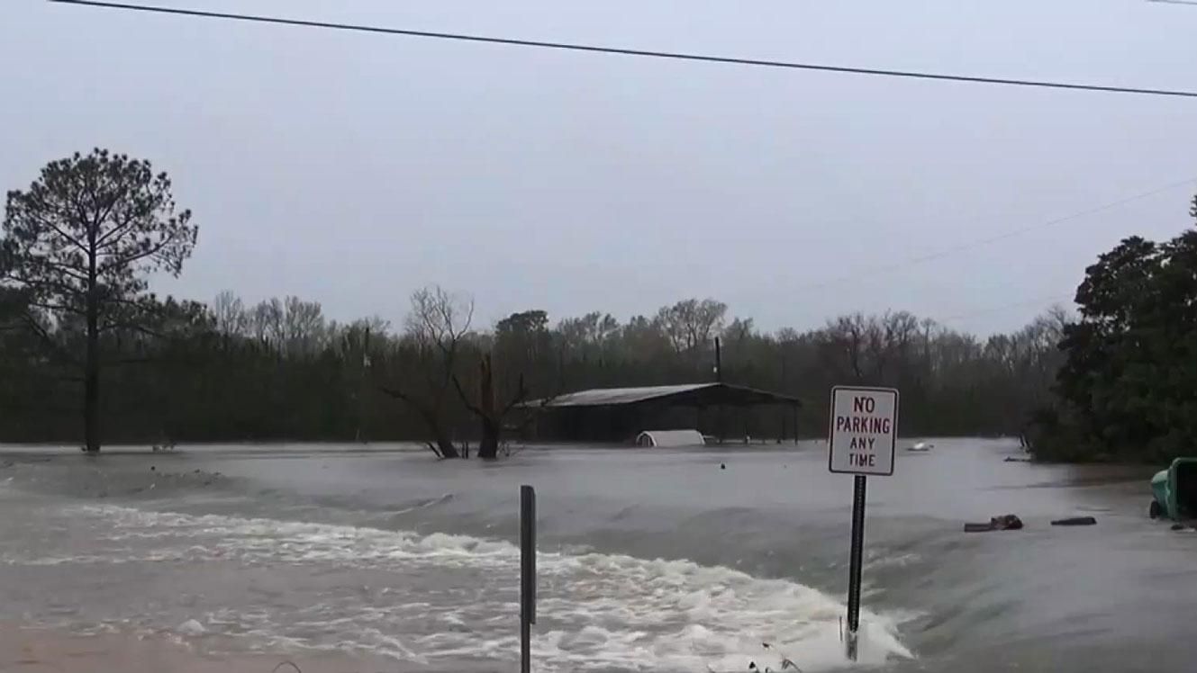 Американский штат Луизиана ушел под воду: зрелищные кадры стихии