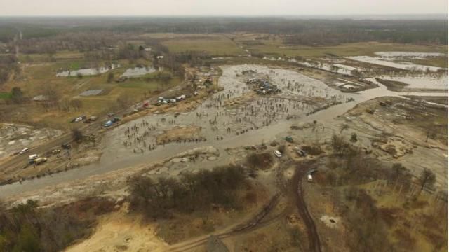 Наслідки добування бурштину: шокуючі кадри Наслідки добування бурштину: шокуючі кадри