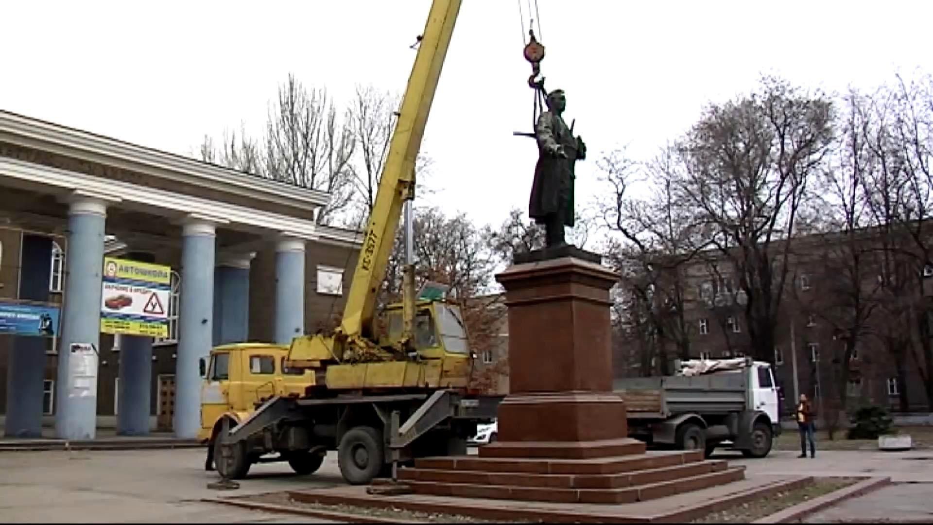Появилось видео, как снесли советский памятник в Запорожье
