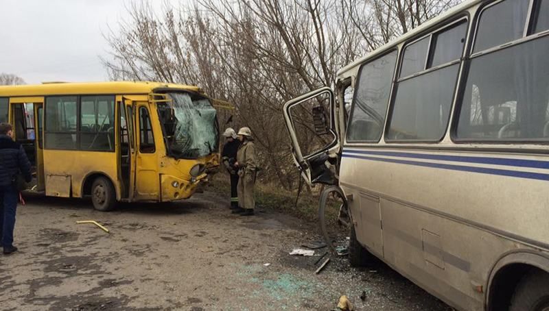 Два автобуси зіткнулись на Львівщині: десятки постраждалих