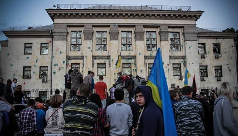 Поліція попередила українців про наслідки за напади на посольство Росії