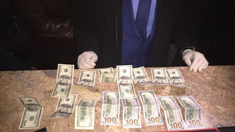 Начальника відділення поліції Кривого Рогу спіймали на хабарі Начальника відділення поліції Кривого Рогу спіймали на хабарі