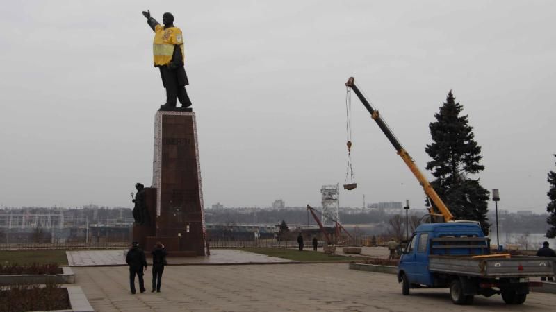 Последние часы самого большого Ленина: в Запорожье начали демонтаж