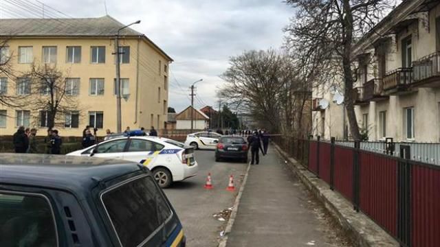 У Мукачевому біля школи розбірки зі стріляниною та вибухівкою: є поранені У Мукачевому біля школи розбірки зі стріляниною та вибухівкою: є поранені