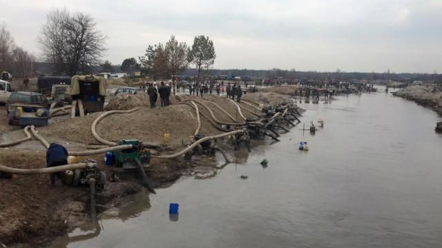 В ход пошла тяжелая техника: янтарь теперь ищут даже экскаваторами В ход пошла тяжелая техника: янтарь теперь ищут даже экскаваторами