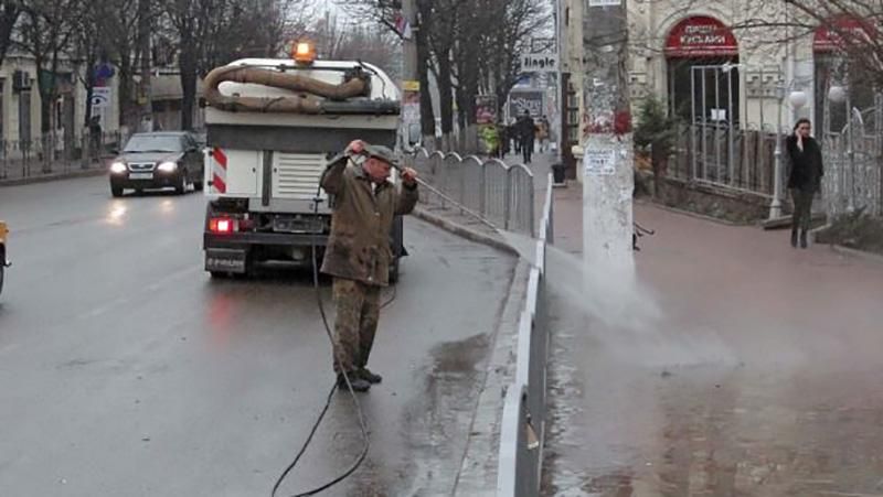 Фотофакт: в Крыму дефицитной питьевой водой моют улицы